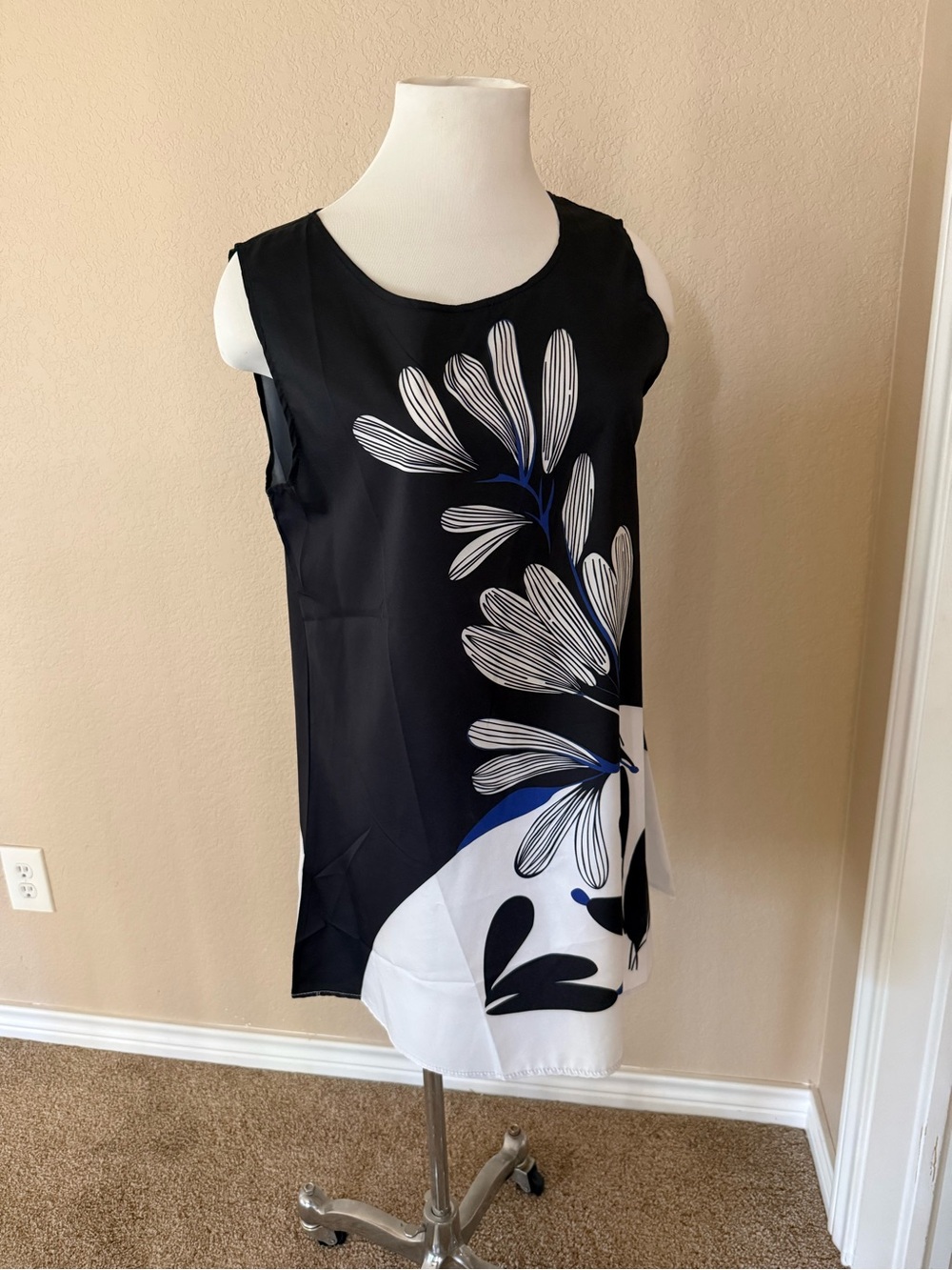 Sleeveless Black & White Floral Shift Dress